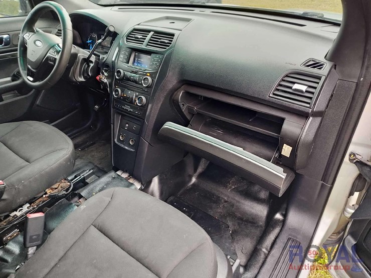 2016-ford-explorer-image-38