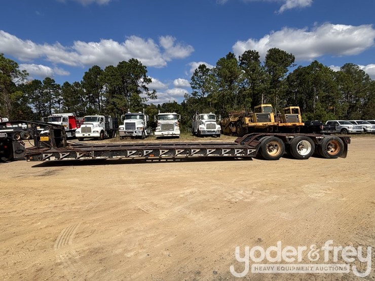 trailking-advantage-series-tri-axle-lowboy-image-2