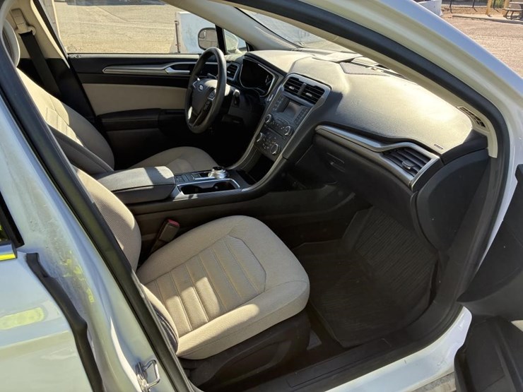 2017-ford-fusion-sedan-image-8