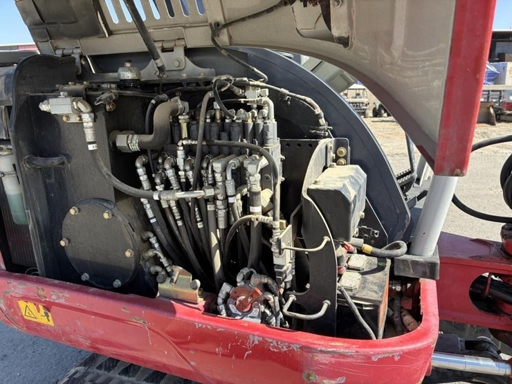 2016-takeuchi-tb230-image-15