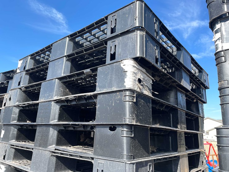 #14018-•-(40)-plastic-pallets-(o11)-image-2