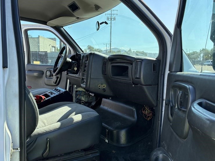 2005-chevrolet-c4500-stakebed-truck-image-13