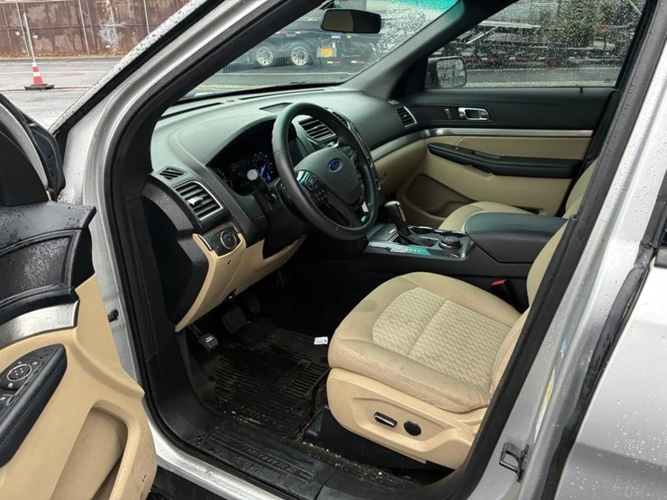 2016-ford-explorer-image-11