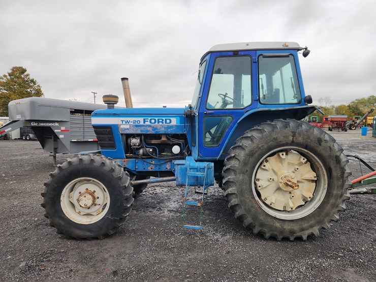 1341-ford-tractor-image-1