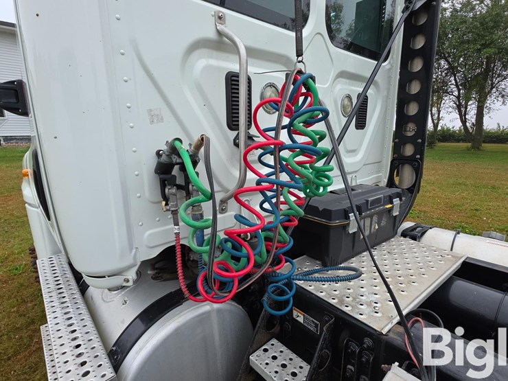 2016-freightliner-cascadia-125-image-13