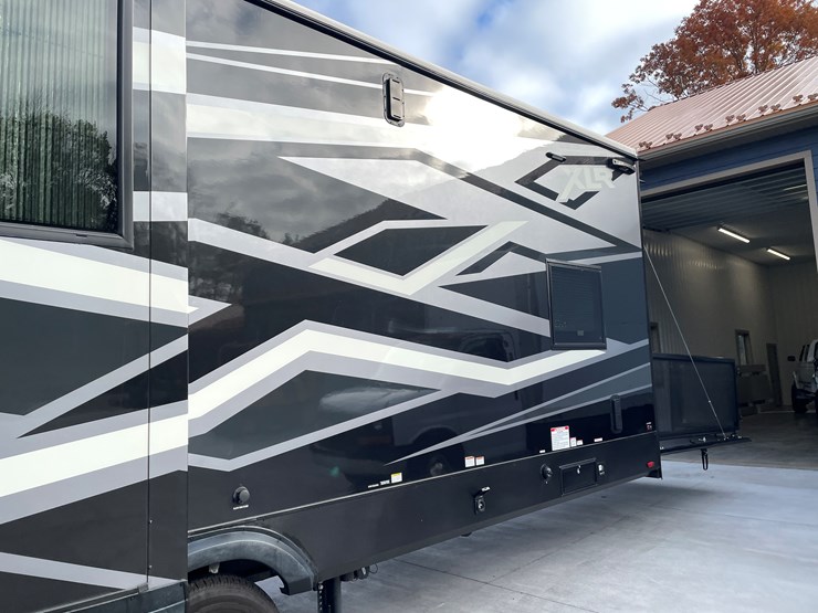 #4502-•-2025-forest-river-xlr-nitro-lux-toy-hauler-(wi-title)-image-29