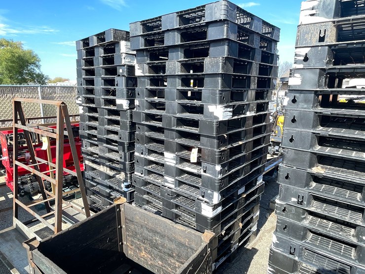 #14019-•-(40)-plastic-pallets-(o11)-image-1