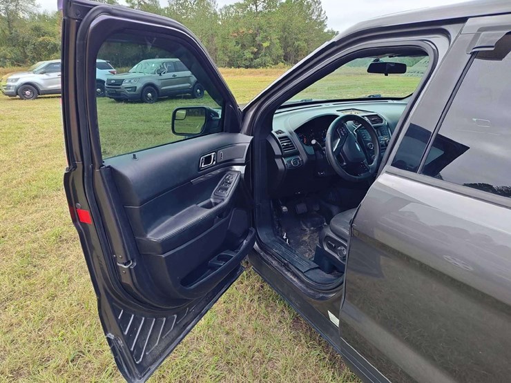 2017-ford-explorer-image-41