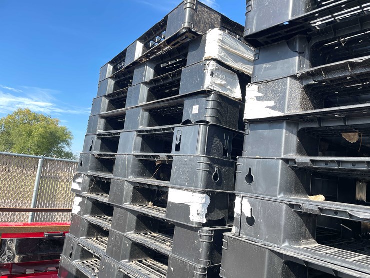 #14019-•-(40)-plastic-pallets-(o11)-image-4