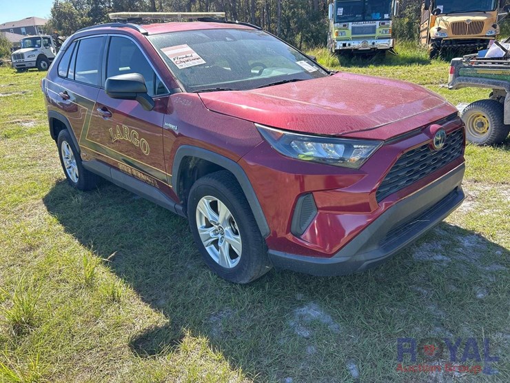 2019-toyota-rav4-le-image-2