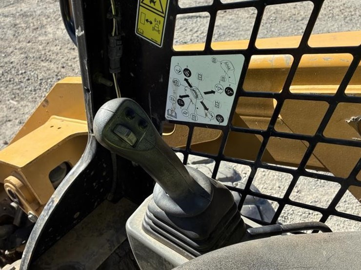 2020-caterpillar-246d3-image-16