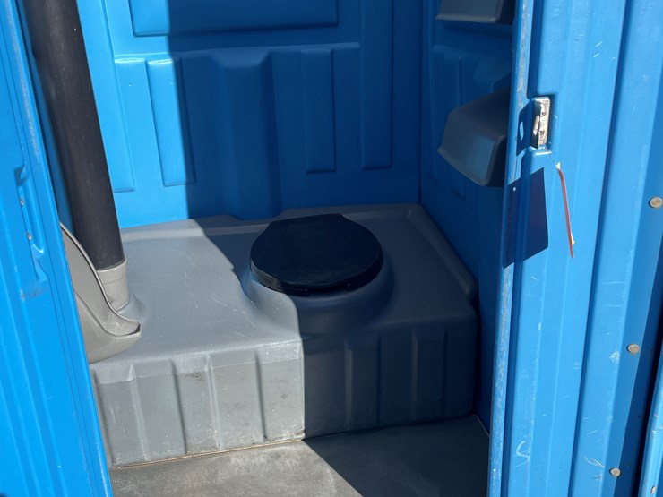 #5666-•-satellite-ind.-inc.-porta-potty-image-2