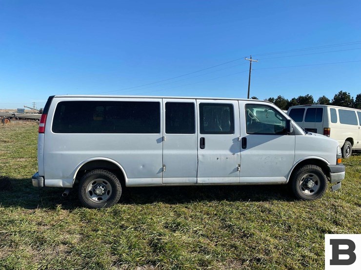 2017-chevrolet-express-3500-image-4