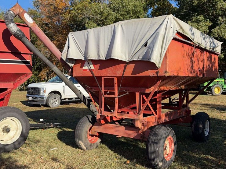 250-bushel-gravity-wagon-with-hyd.-j&m-seed-auger,-double-compartment,-double-door-image-4