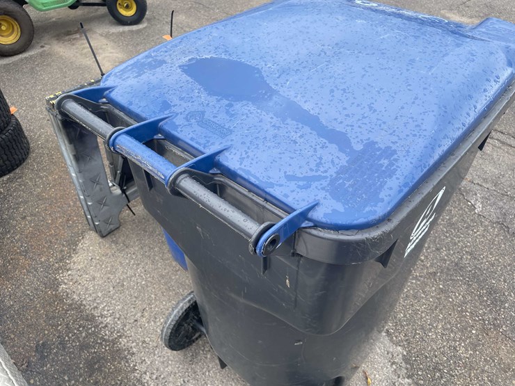 #14072-•-(2)-trash-cans-and-a-pair-of-plastic-sawhorses-(o3)-image-12