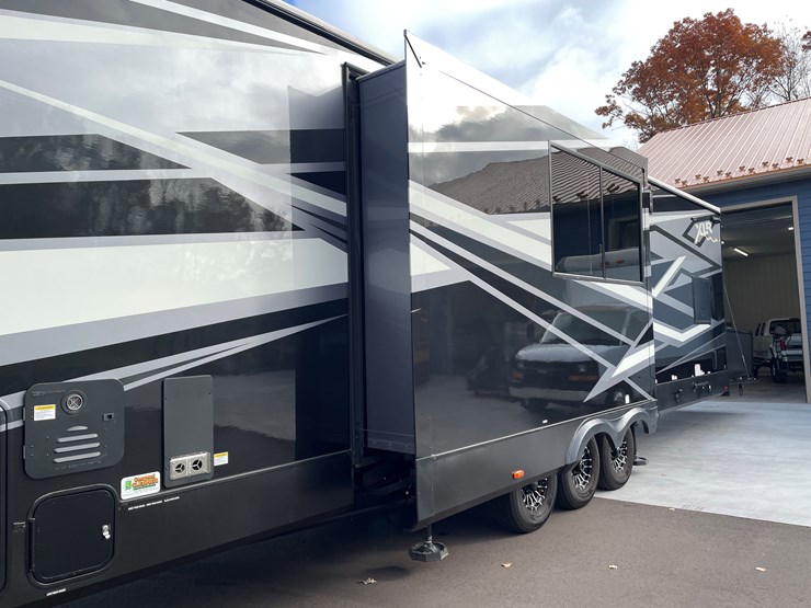 #4502-•-2025-forest-river-xlr-nitro-lux-toy-hauler-(wi-title)-image-19