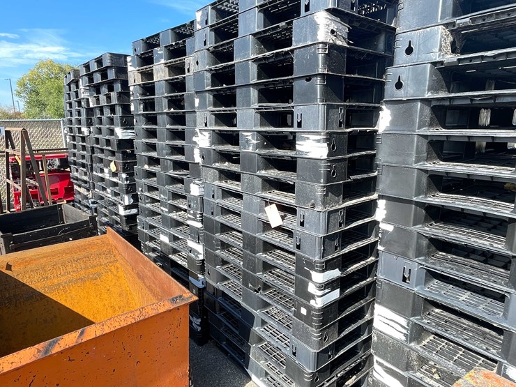 #14018-•-(40)-plastic-pallets-(o11)-image-1