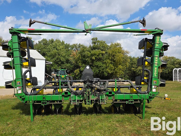 john-deere-7300-image-2