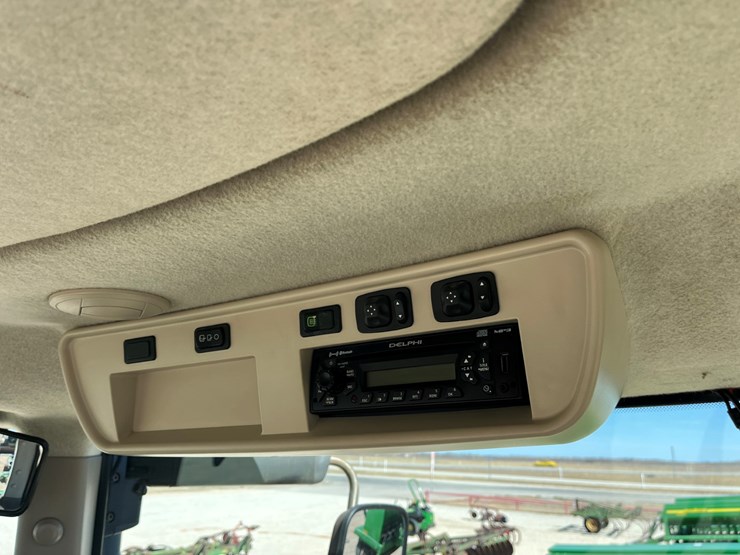 2012-john-deere-8335r-image-22