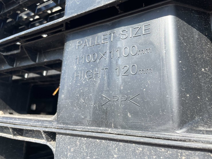#14018-•-(40)-plastic-pallets-(o11)-image-5