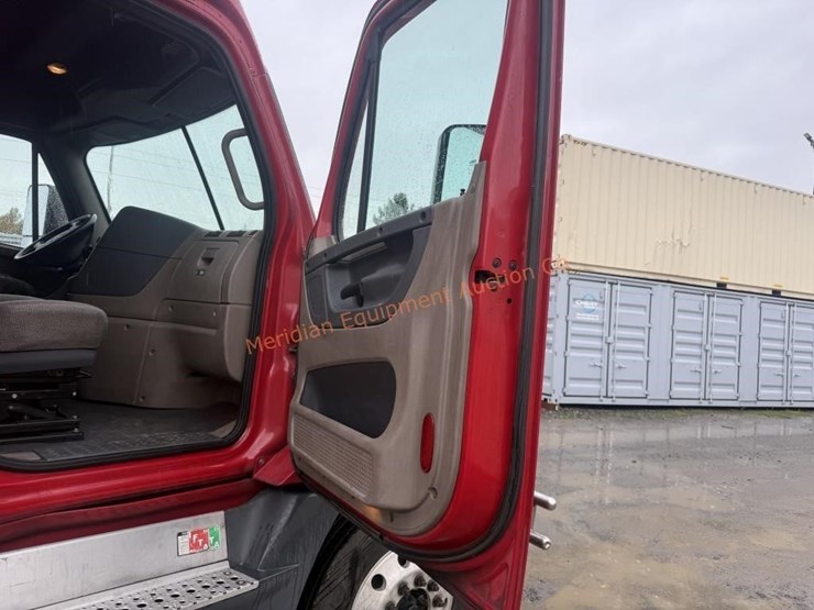 2015-freightliner-cascadia-113-image-29