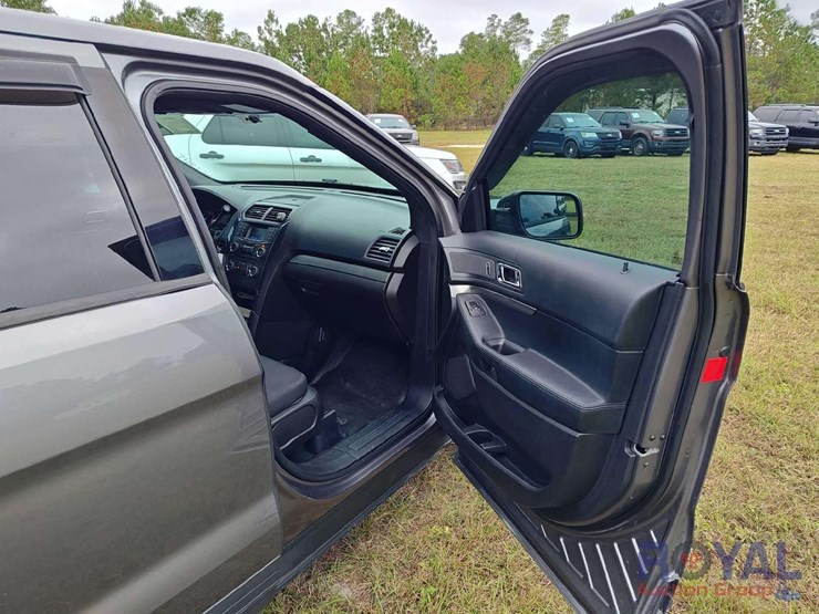 2017-ford-explorer-image-16