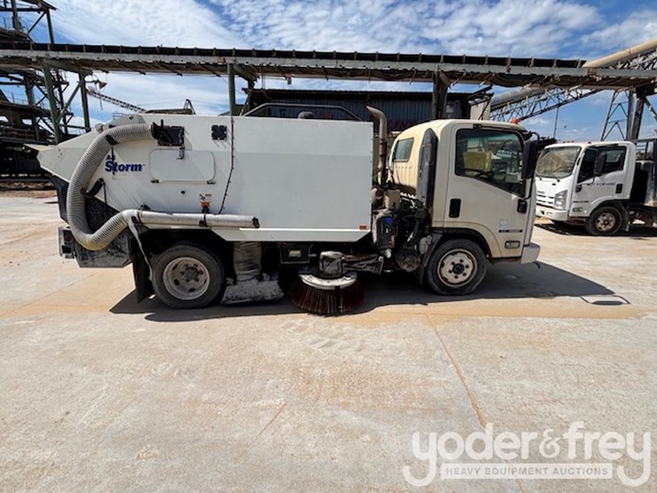 2014-isuzu-nqr-image-5