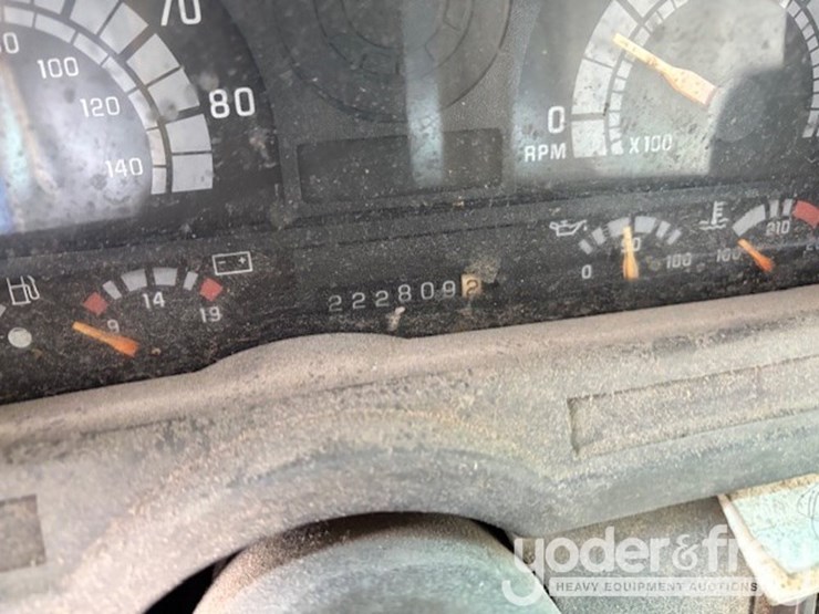 2000-chevrolet-3500-image-17