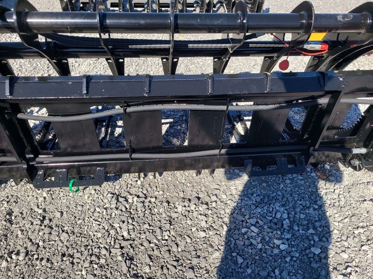 skid-steer-grapple.-72"-wide.-image-1