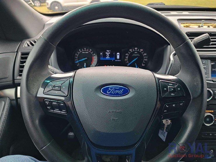 2016-ford-explorer-image-34