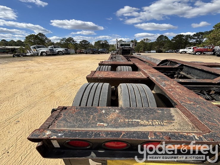 trailking-advantage-series-tri-axle-lowboy-image-13