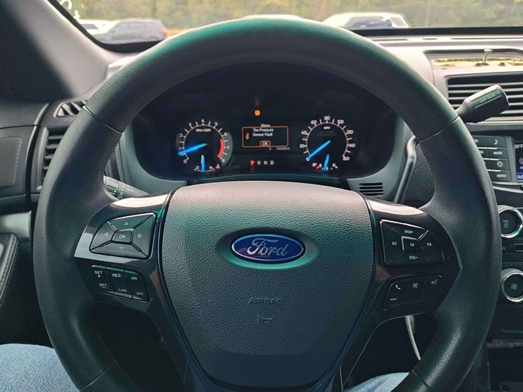 2017-ford-explorer-image-14