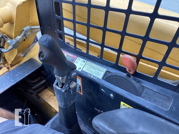 2005-deere-ct322-image-15