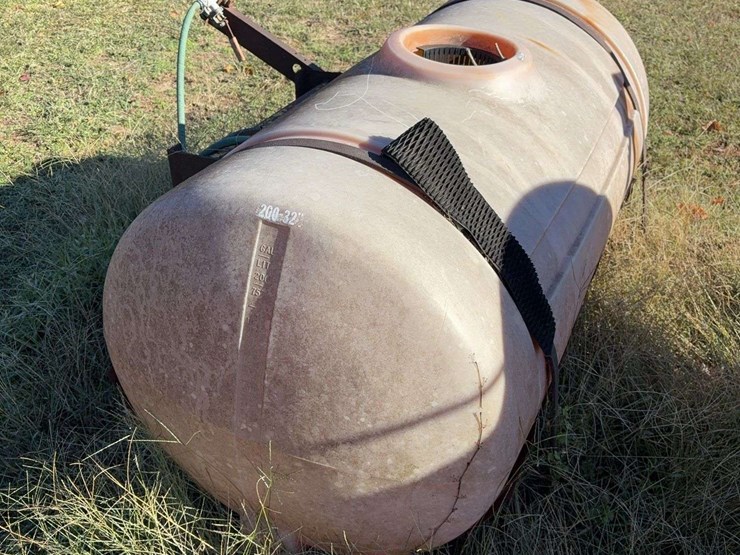 3pt-sprayer-tank-with-pump-and-extra-tank,-250-gallon-and-200-gallon-tank-image-4