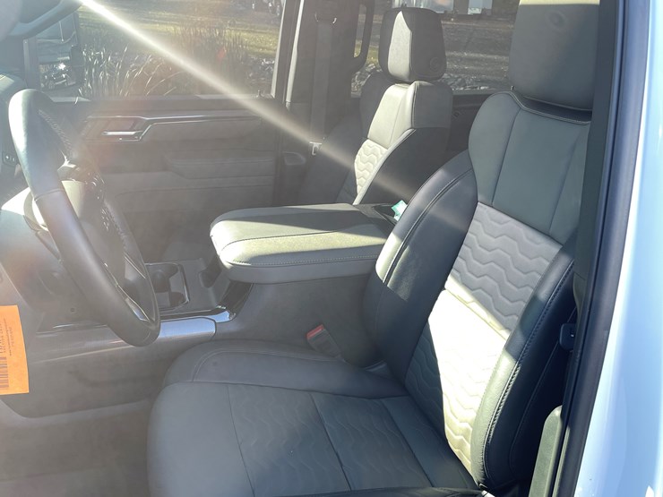 2025-chevrolet-silverado-image-60