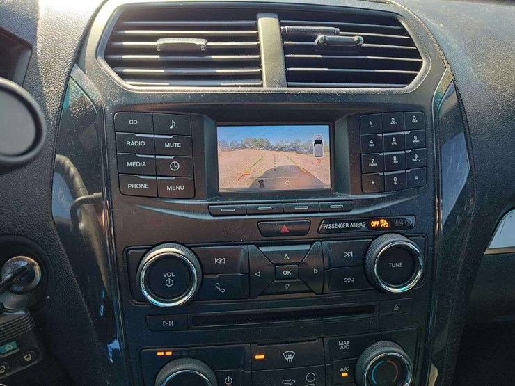 2016-ford-explorer-image-18