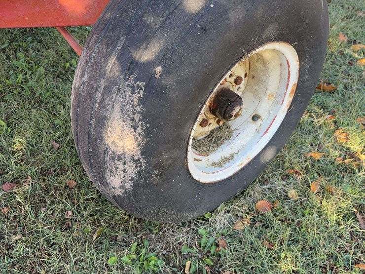 250-bushel-gravity-wagon-with-hyd.-j&m-seed-auger,-double-compartment,-double-door-image-12