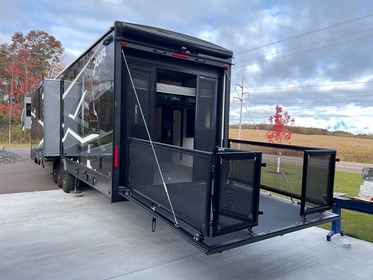 #4502-•-2025-forest-river-xlr-nitro-lux-toy-hauler-(wi-title)-image-5