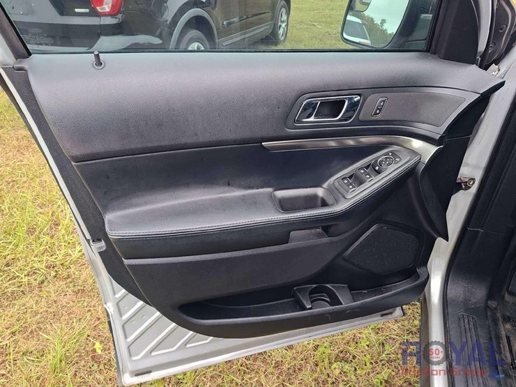 2016-ford-explorer-image-13