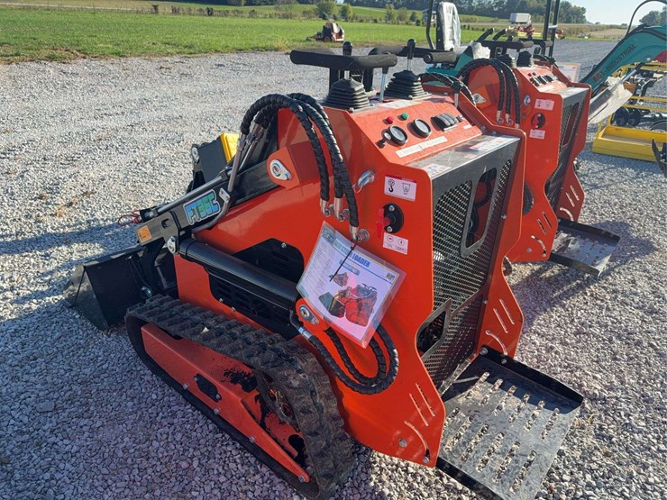 future-ft36c-skid-steer-loader---electric-start,-open-station,-40"-bucket-image-1