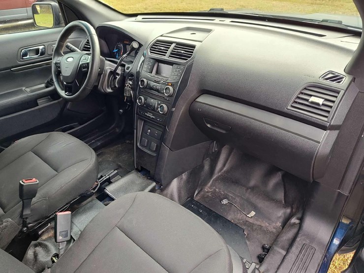 2016-ford-explorer-image-33