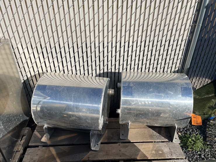 #5686-•-(2)-aluminum-tanks-image-1