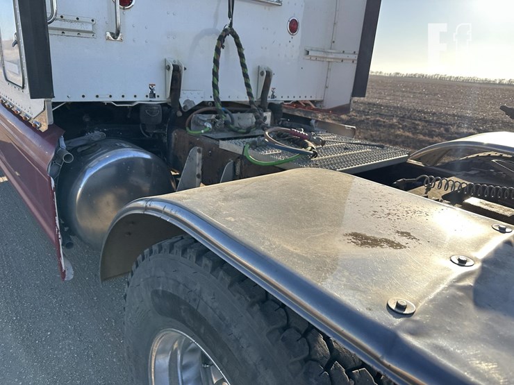 2014-peterbilt-386-image-15