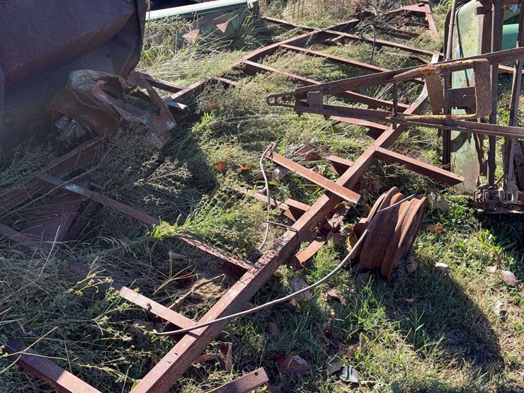 scrap-items,-flare-bed,-manure-spreader,-fuel-tank,-and-misc-image-6