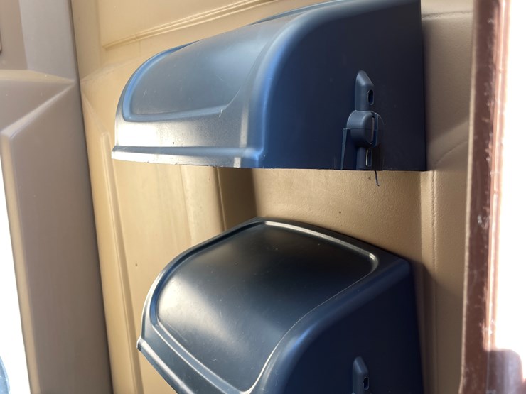 #5661-•-satellite-ind.-inc.-porta-potty-image-7