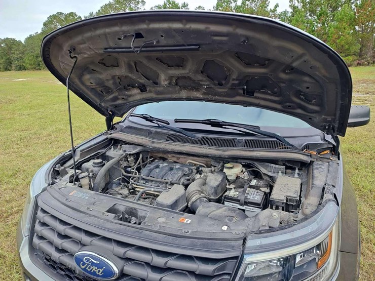 2016-ford-explorer-image-32