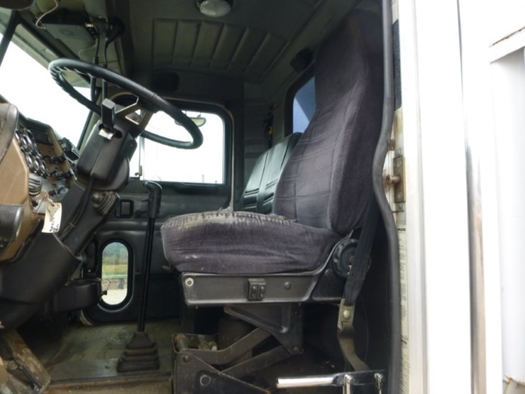 peterbilt-330-image-16