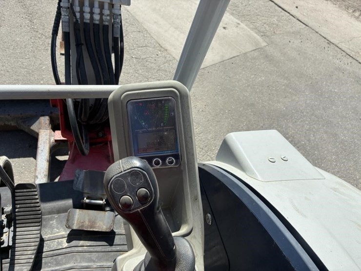 2016-takeuchi-tb230-image-25