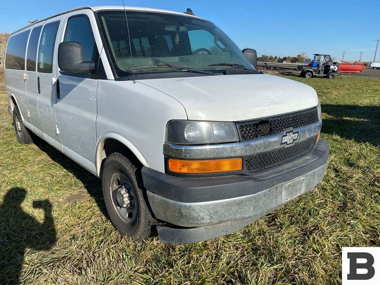 2017-chevrolet-express-3500-image-5