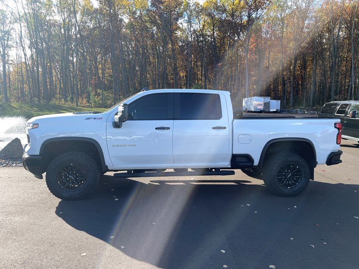 2025-chevrolet-silverado-image-9
